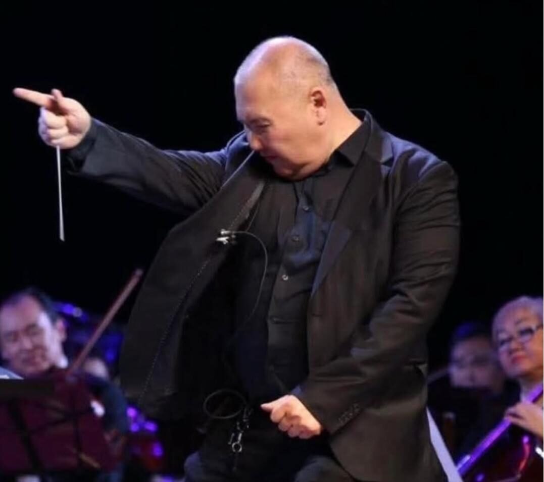 Nur Omurbayev, Dirigent des Estraden Sinfonieorchesters Kirgistans